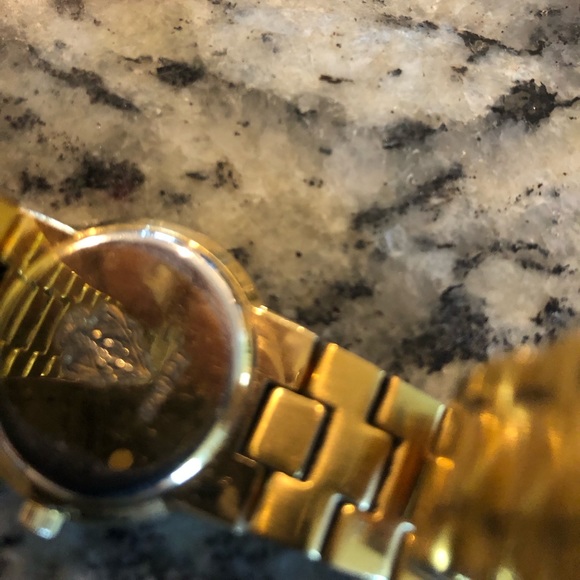 Ladies gold Gucci watch - Picture 3 of 6